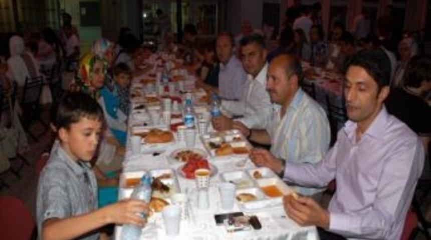 Boz&uuml;y&uuml;k Hem&rsquo;de İftar Yemeği