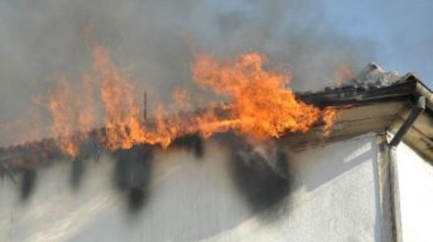 Tarsus&rsquo;ta &Ccedil;ıkan Yangından 2 Katlı Ev Kullanılmaz Hale Geldi