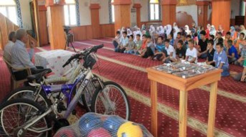 Kur'an &Ouml;ğrenen &Ouml;ğrencilere Hediye Yağmuru