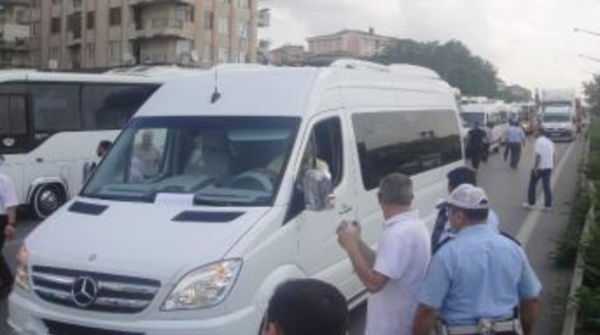 Eylem Yapan Servis&ccedil;iler D-100 Karayolu'nu Trafiğe Kapattı