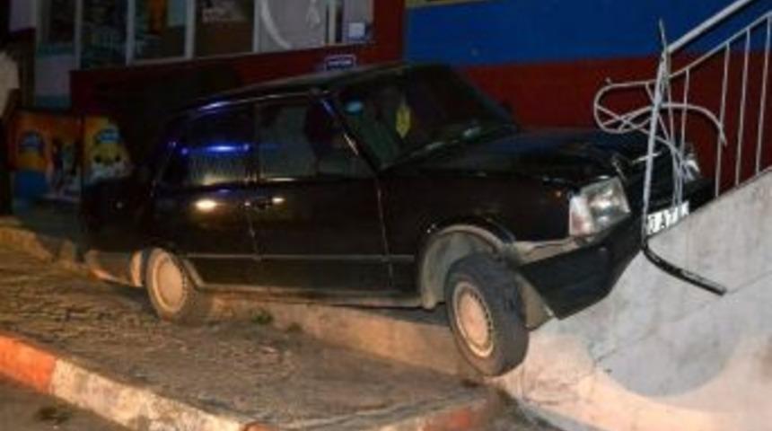 Kontrolden &Ccedil;ıkan Ara&ccedil; Merdivenlere &Ccedil;arparak Durabildi