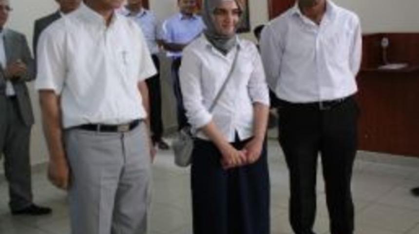 Kars&rsquo;ta Lys Ve Sbs Sınavında Başarılı Olan &Ouml;ğrencilere Cep Telefonu Hediye Edildi