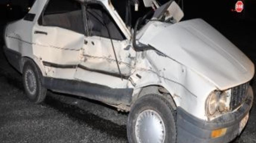 Aksaray'da Otomobil Kamyonla &Ccedil;arpıştı: 2 Yaralı