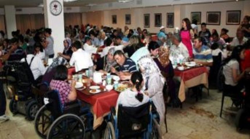 Eskişehir B&uuml;y&uuml;kşehir Belediyesin'den Engellilere İftar