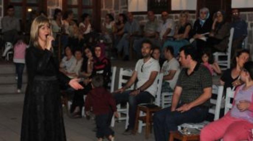 G&uuml;ler Eroğlu İle M&uuml;zik Ziyafeti Hamam&ouml;n&uuml;&rsquo;nde Devam Ediyor