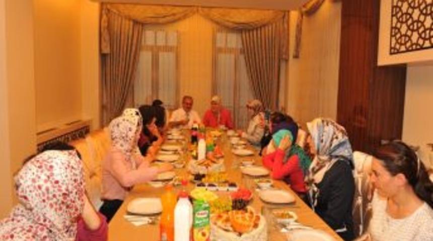 Vali Karaloğlu, Sevgi Evleri'nin &Ouml;ğrencileriyle Iftar A&ccedil;tı
