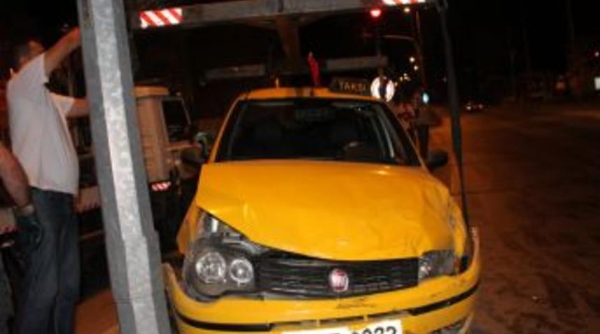 İki Otomobil S&uuml;r&uuml;c&uuml;s&uuml; Kural Ihlali Yapınca Kaza Ka&ccedil;ınılmaz Oldu