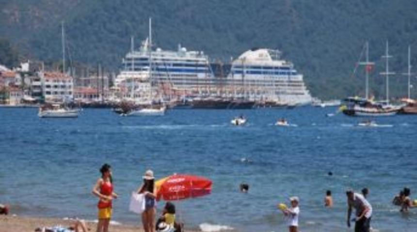 Dev Yolcu Gemisi Aida Diva Marmaris'te