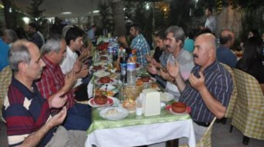 Yazar Ve Şairler İftarda Buluştu