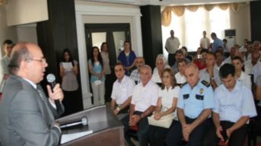 Iğdır Valisi Çiçek Basın Mensuplarına Plaket Verdi