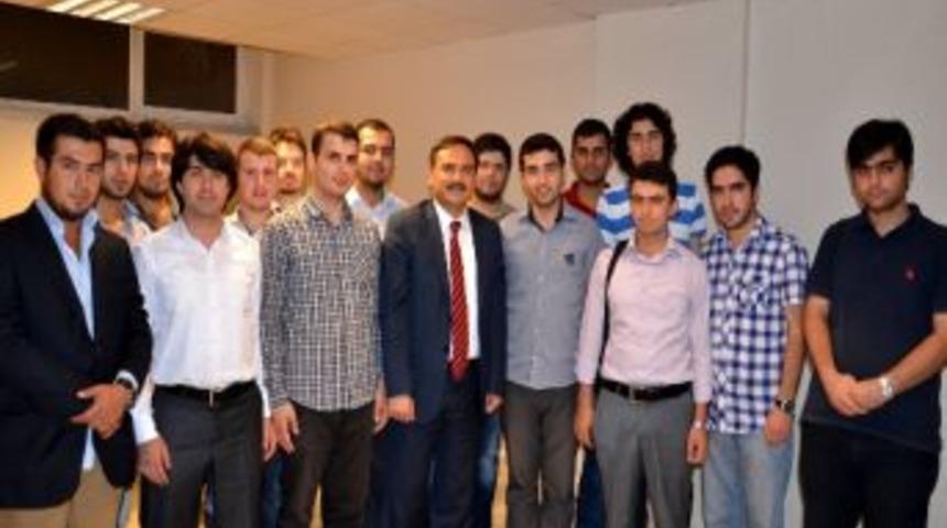 Aib&uuml; Rekt&ouml;r&uuml; Hayri Coşkun &Ouml;ğrencilerle Oru&ccedil; A&ccedil;tı