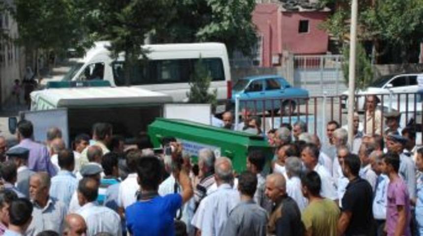 Motosiklet Iş Makinesiyle &Ccedil;arpıştı: 2 &Ouml;l&uuml;