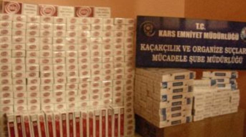 Kars&rsquo;ta Polisten Ka&ccedil;an Otomobilden Sigara &Ccedil;ıktı