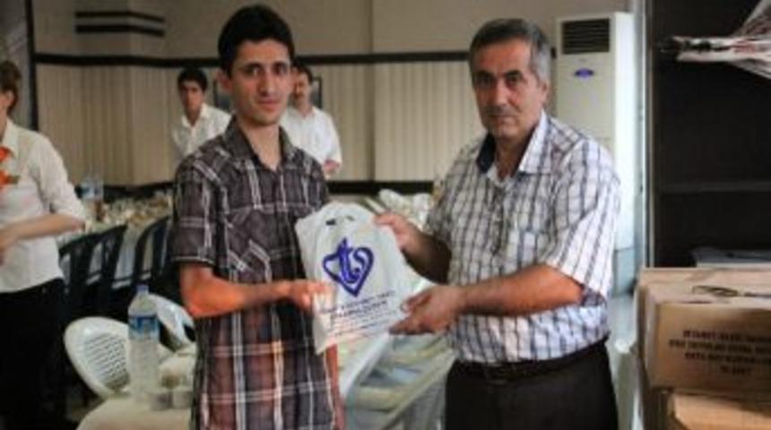 Sakarya M&uuml;ft&uuml;l&uuml;ğ&uuml; Ve Diyanet Vakfı'nın İftarında Kur'an-ı Kerim Dağıtıldı