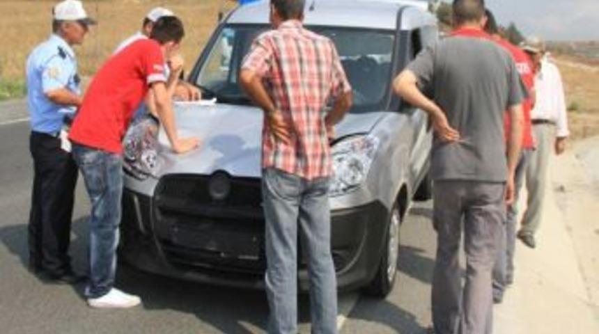 Ticari Aracın &Ccedil;arptığı 2 Yaşlı Kadın Yaralandı