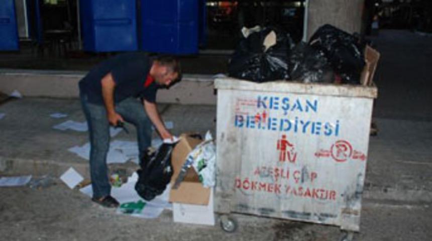 Banka kimlik fotokopilerini &ccedil;&ouml;pe attı