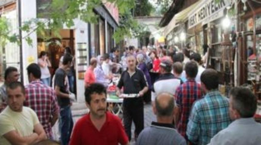 Tarihi &Ccedil;arşıda İftar