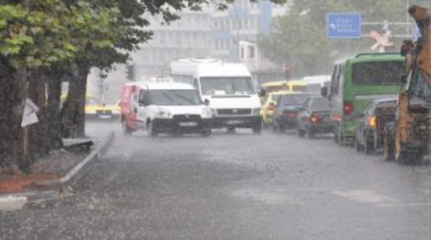 Sağanak Yağış Zonguldak&rsquo;ta Hayatı Fel&ccedil; Etti