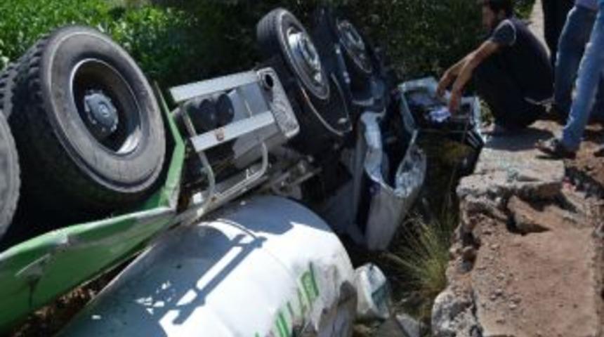 Beton Mikseri Devrildi: 1 &Ouml;l&uuml;