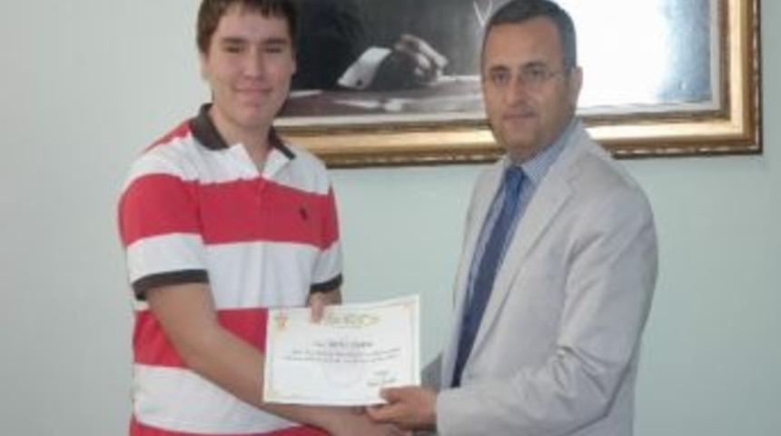 Vali Demir&rsquo;den Başarılı &Ouml;ğrencilere &Ouml;d&uuml;l