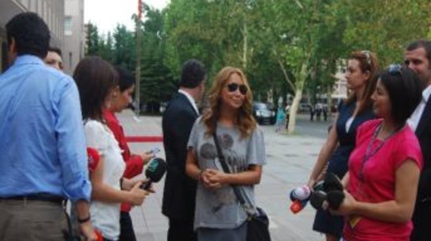 &Uuml;nl&uuml; Şarkıcı Evcimik Başbakanlık&rsquo;ta