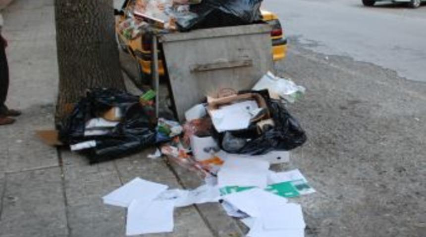 Banka, M&uuml;şterilerine Ait Kimlik Fotokopilerini &Ccedil;&ouml;pe Attı