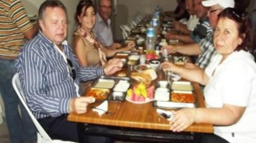 Başkan T&uuml;rk&ouml;zen Halkıyla Aynı Sofrada