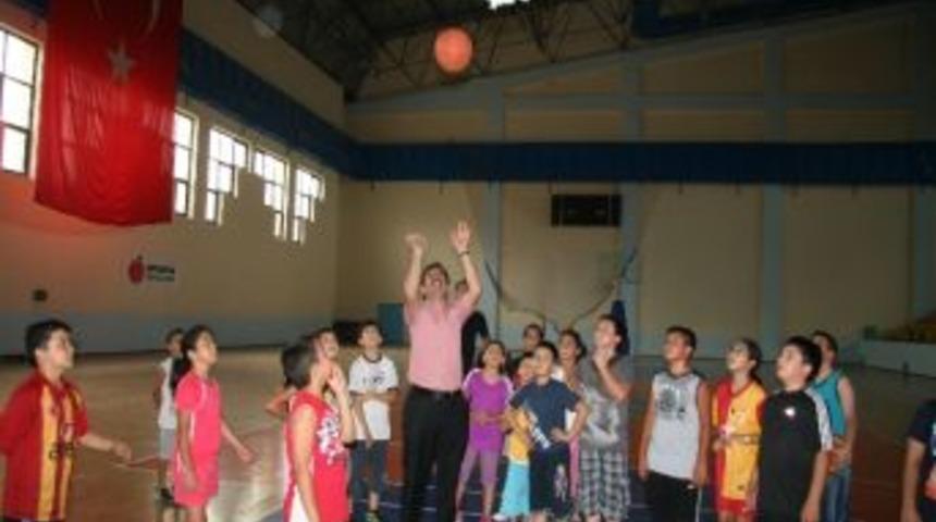 Başkan Uzunkaya &Ccedil;ocuklarla Beraber Basketbol Oynadı