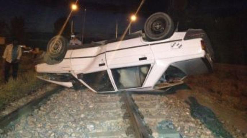 Tren Otomobile &Ccedil;arptı: 1 Yaralı