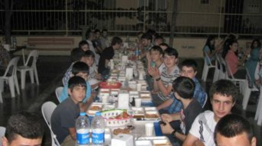 &Ouml;zel Yıldız Koleji Mezunları Iftarda Buluştu