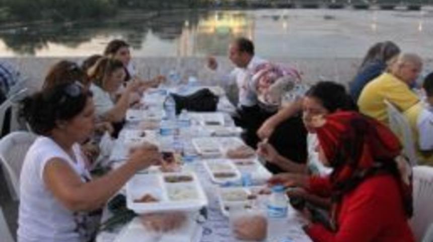 Ak Parti&rsquo;den Tarihi K&ouml;pr&uuml;de İftar Yemeği