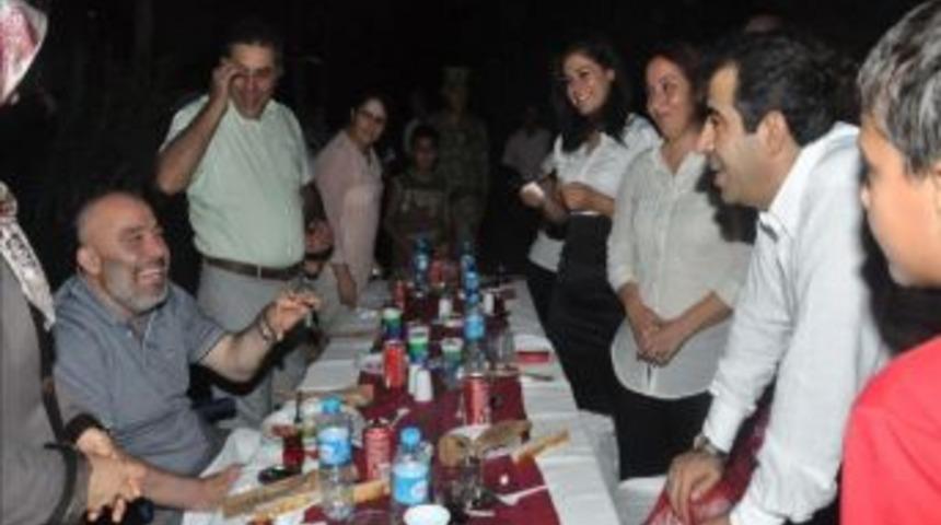 G&uuml;zeloğlu, Şehit Ve Gazi Aileleri İle İftarda Bir Araya Geldi