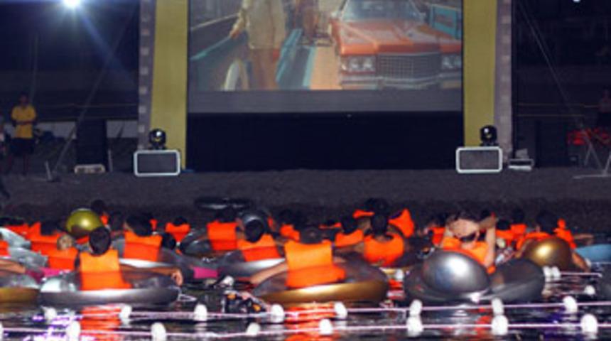 150 kişi denizde 'jaws&rsquo;ı izledi