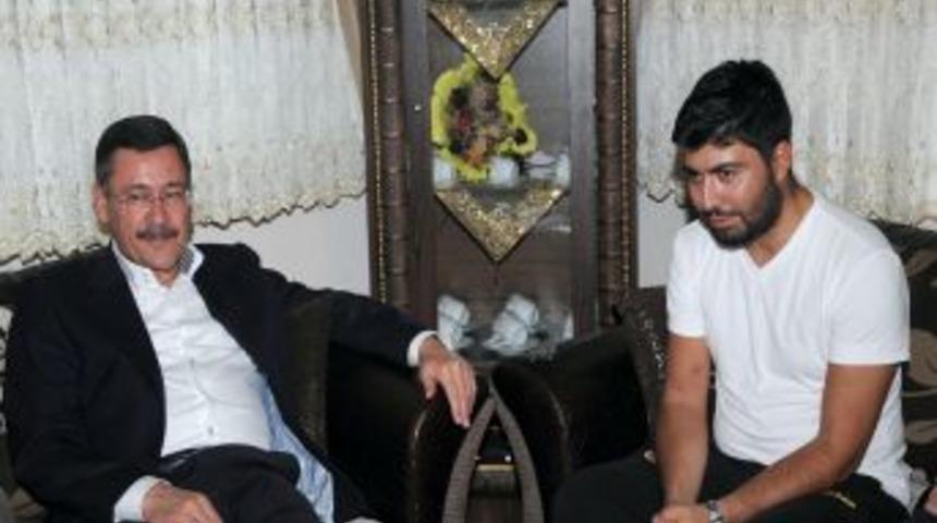 Başkan G&ouml;k&ccedil;ek'ten Kazada Yaralanan Zabıta Memuruna Ziyaret