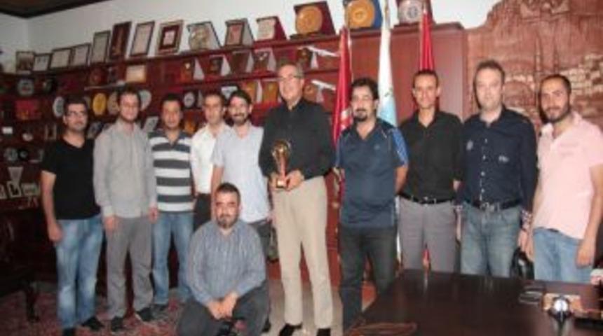 Gazeteciler Turnuva Kupasını &Uuml;nver&rsquo;e Teslim Etti