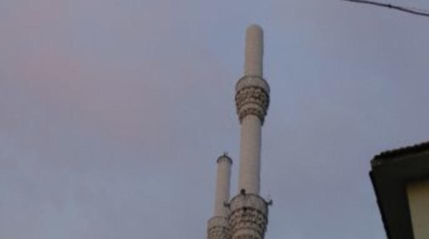 Ak&ccedil;akoca Bey&ouml;ren K&ouml;y&uuml; Cami Minaresi Kısalıyor