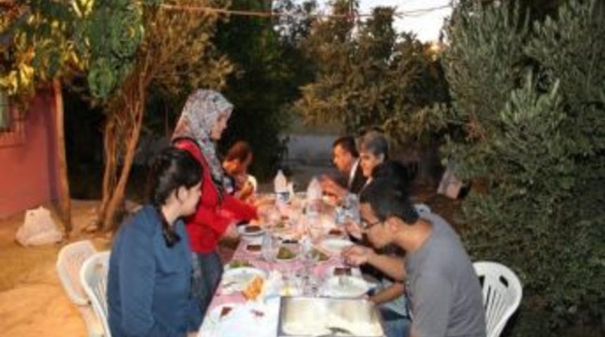 Vali Lekesiz Ve Eşi Bir Ailenin İftar Sofrasına Konuk Oldu