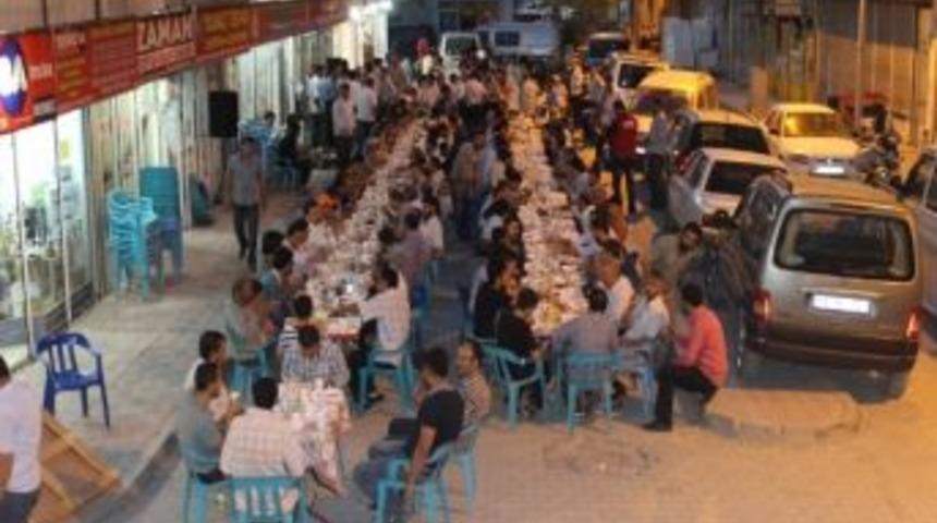 'rahmet Eli'nden İftar Yemeği