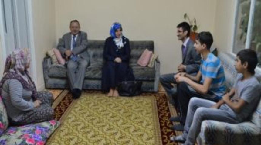 Malatya Valisi Ulvi Saran Ve Eşi, Fakir Aileyi Ziyaret Etti