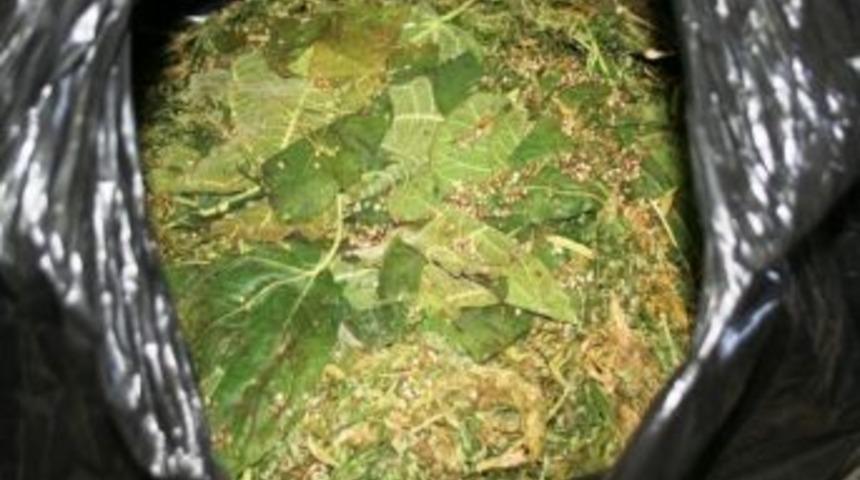 Polisten Ka&ccedil;arken Kaza Yapan Otomobilden 21 Kilo Esrar &Ccedil;ıktı