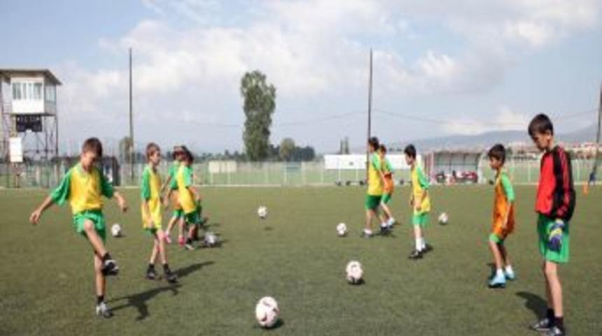 Yaz Futbol Okulu Kul&uuml;plerin Alt Yapısını Oluşturacak