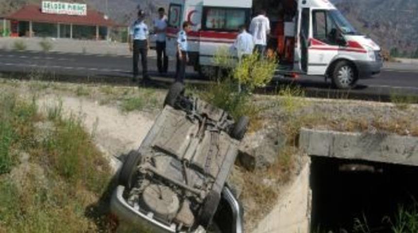Kontrolden &Ccedil;ıkan Otomobil Takla Attı: 3 Yaralı