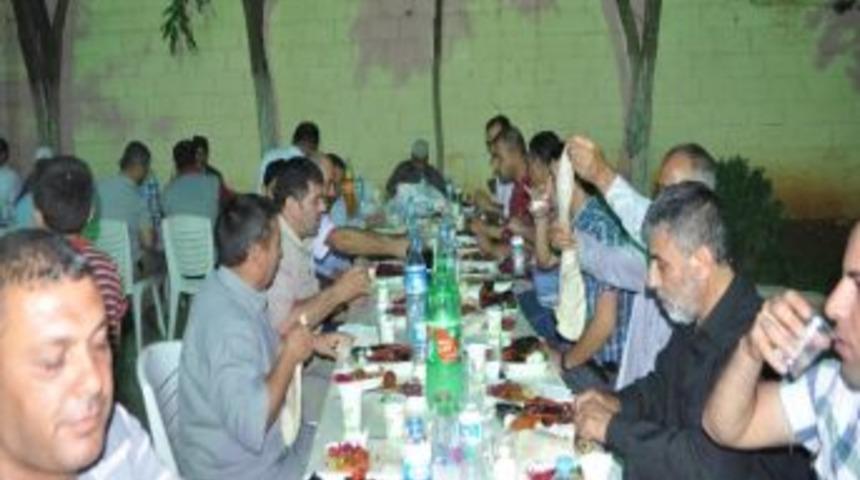 Ak Partiden İftar Yemeği