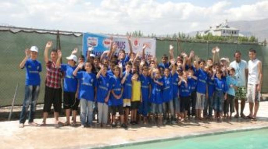 Fenerbah&ccedil;e &Ccedil;ocuklara Y&uuml;zmeyi &Ouml;ğretiyor