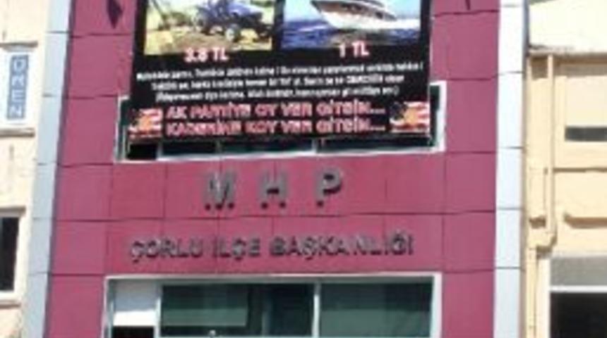 Ak Parti- Mhp M&uuml;cadelesi Pankartlarla S&uuml;r&uuml;yor