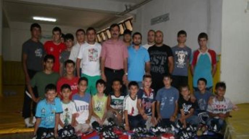 Milli G&uuml;reş&ccedil;iden Sporculara Malzeme Yardımı