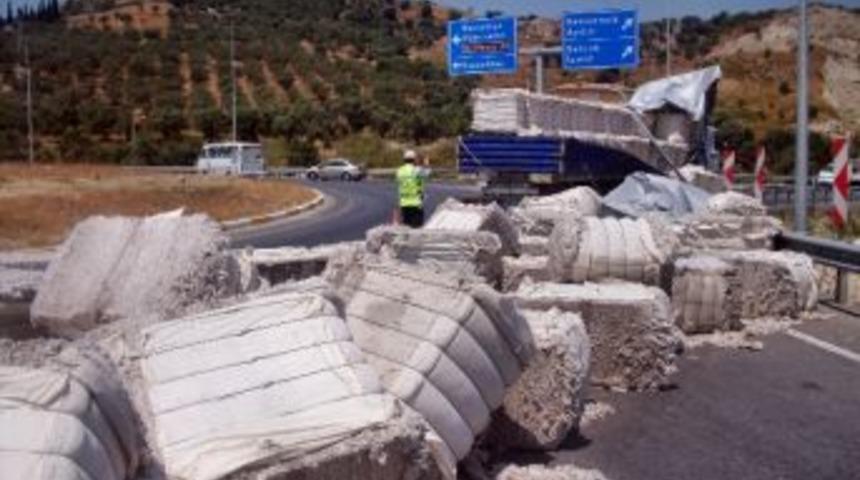 Kavşakta Tırın Y&uuml;k&uuml; Devrildi, S&uuml;r&uuml;c&uuml;ler Zor Anlar Yaşadı