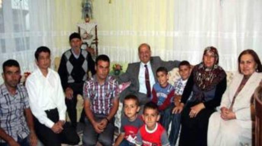 Vali Kolat, Yangında Hayatını Kaybeden İş&ccedil;inin Ailesiyle İftar Yaptı