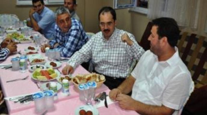 Ayaz, Yeni &Ouml;ğrenci Yurdunda İftar Yaptı