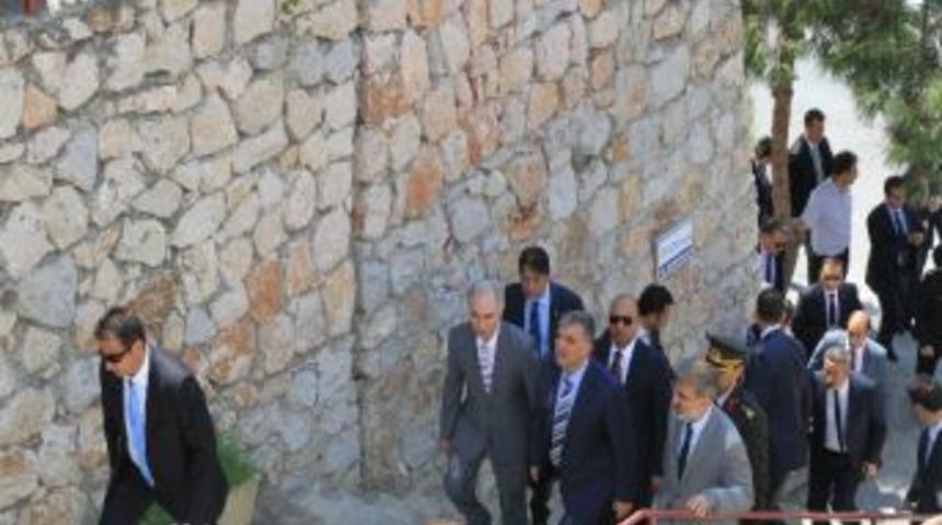 G&uuml;l, Cuma Namazını &Ccedil;eşme&rsquo;de Kıldı